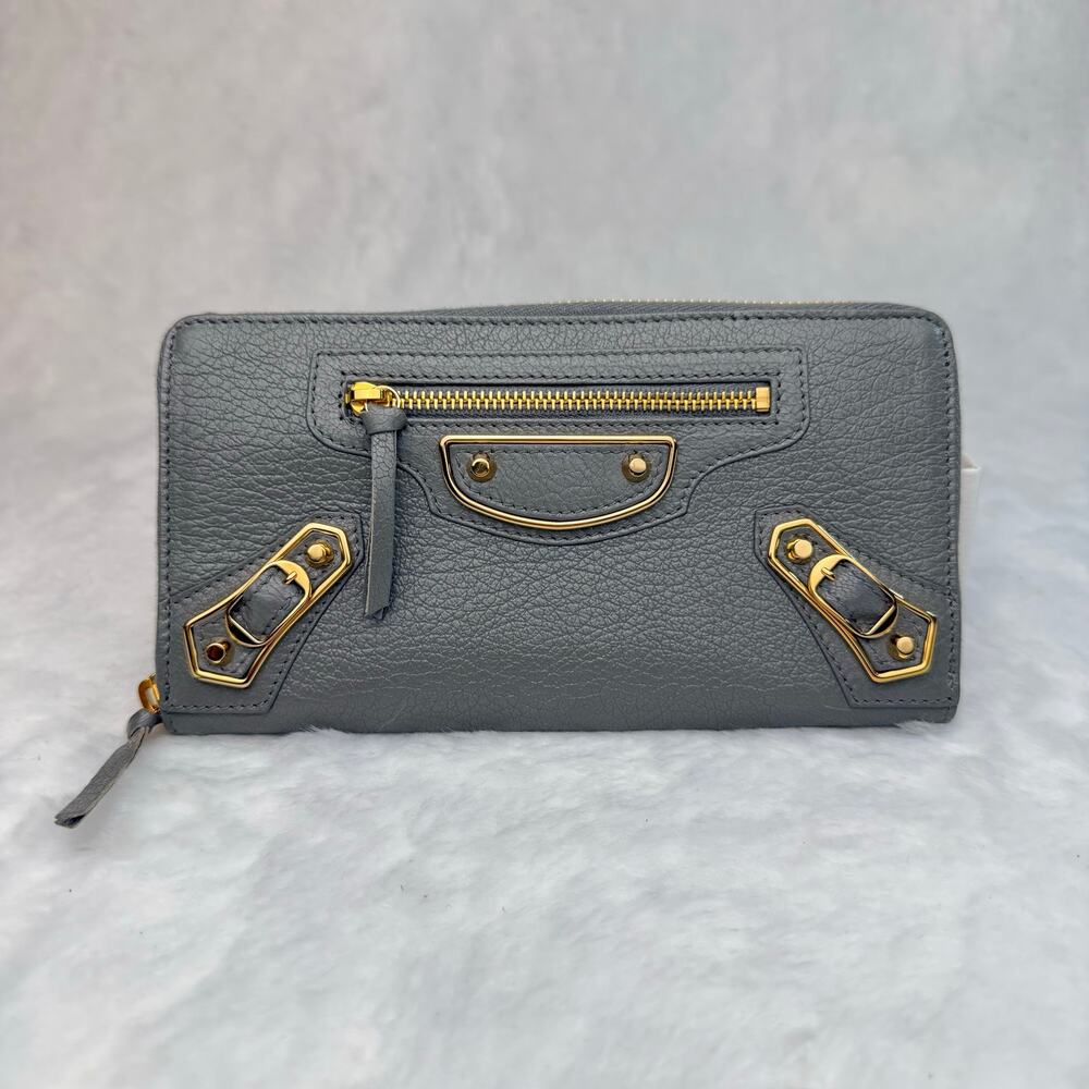 Balenciaga
Leather wallet